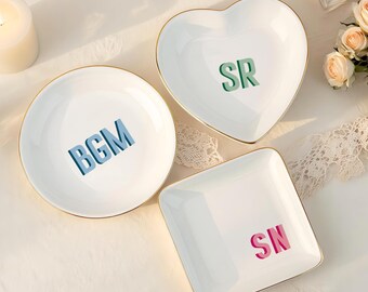 Porta-anéis personalizado com monograma, bandeja para joias com iniciais em relevo, ideal para casamentos, aniversários de madrinhas e melhores amigas.