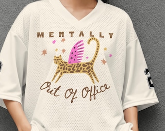 PNG de "Mentalmente fuera de la oficina", diseño de camiseta de verano con estampado de leopardo a la moda, camiseta gráfica retro para vacaciones, descarga de sublimación de boutique