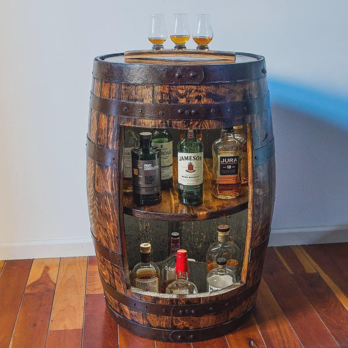 Vetrina espositiva a forma di botte di whisky / Bancone bar in legno massello ristrutturato da 26" con ripiano e luce di movimento / Mobile bar rustico per la casa / Mobiletto decorativo a forma di botte