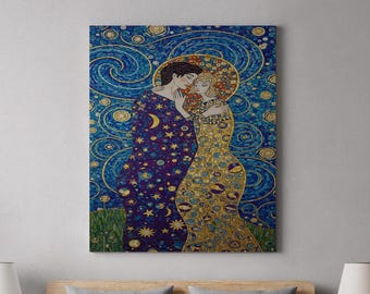 Quadro em tela com casal romântico inspirado em Klimt, decoração de parede com estrelas e lua, estampa vibrante de amantes se abraçando em uma noite estrelada para o quarto.