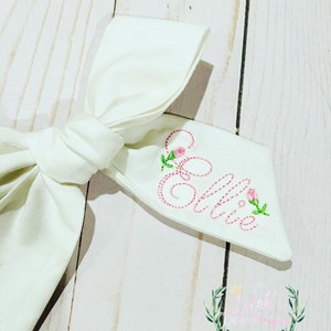 Custom embroidered Personalized fabric hand tied name hair bow bild 3