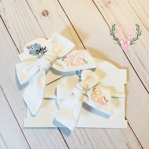 Custom embroidered Personalized fabric hand tied name hair bow bild 2