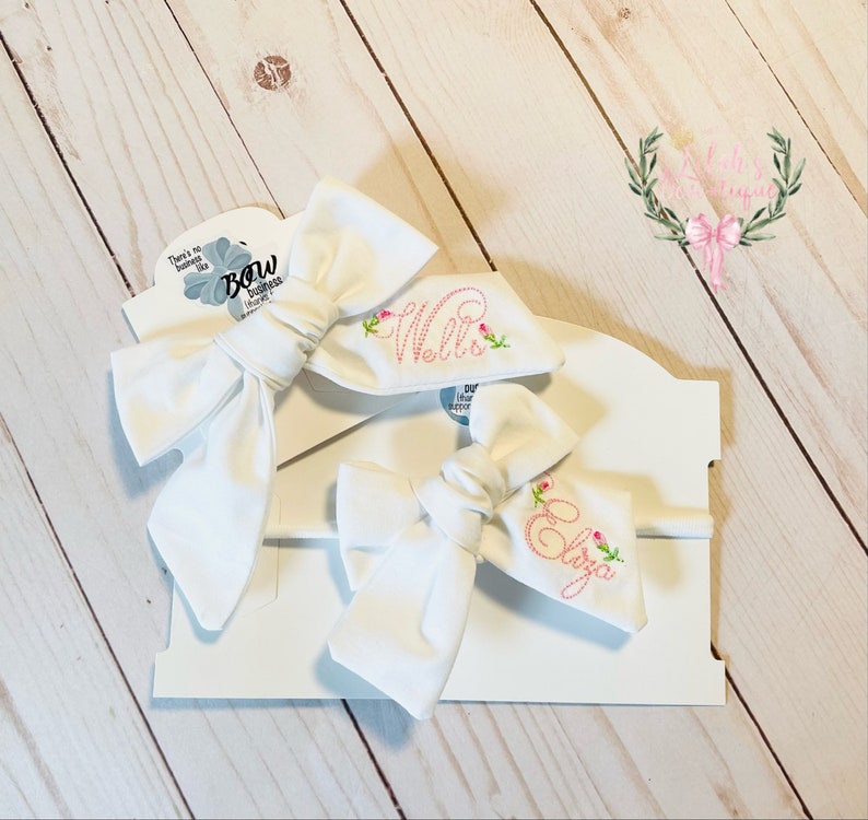 Custom embroidered Personalized fabric hand tied name hair bow bild 2