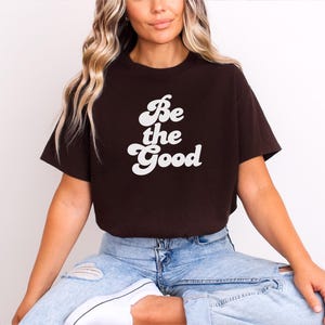 Camiseta &quot;Sé bueno&quot;, camiseta con vibra positiva, regalo para amigos, camiseta inspiradora, camiseta de ánimo, cita motivacional, regalo para ella, retro