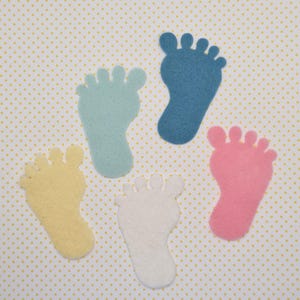 6 x jolis pieds de bébé en feutre découpés, blanc rose bleu jaune menthe, empreinte de pas de bébé en feutre, dessus de carte découpé, guirlande de feutre à accrocher au mur, nouveau-né.