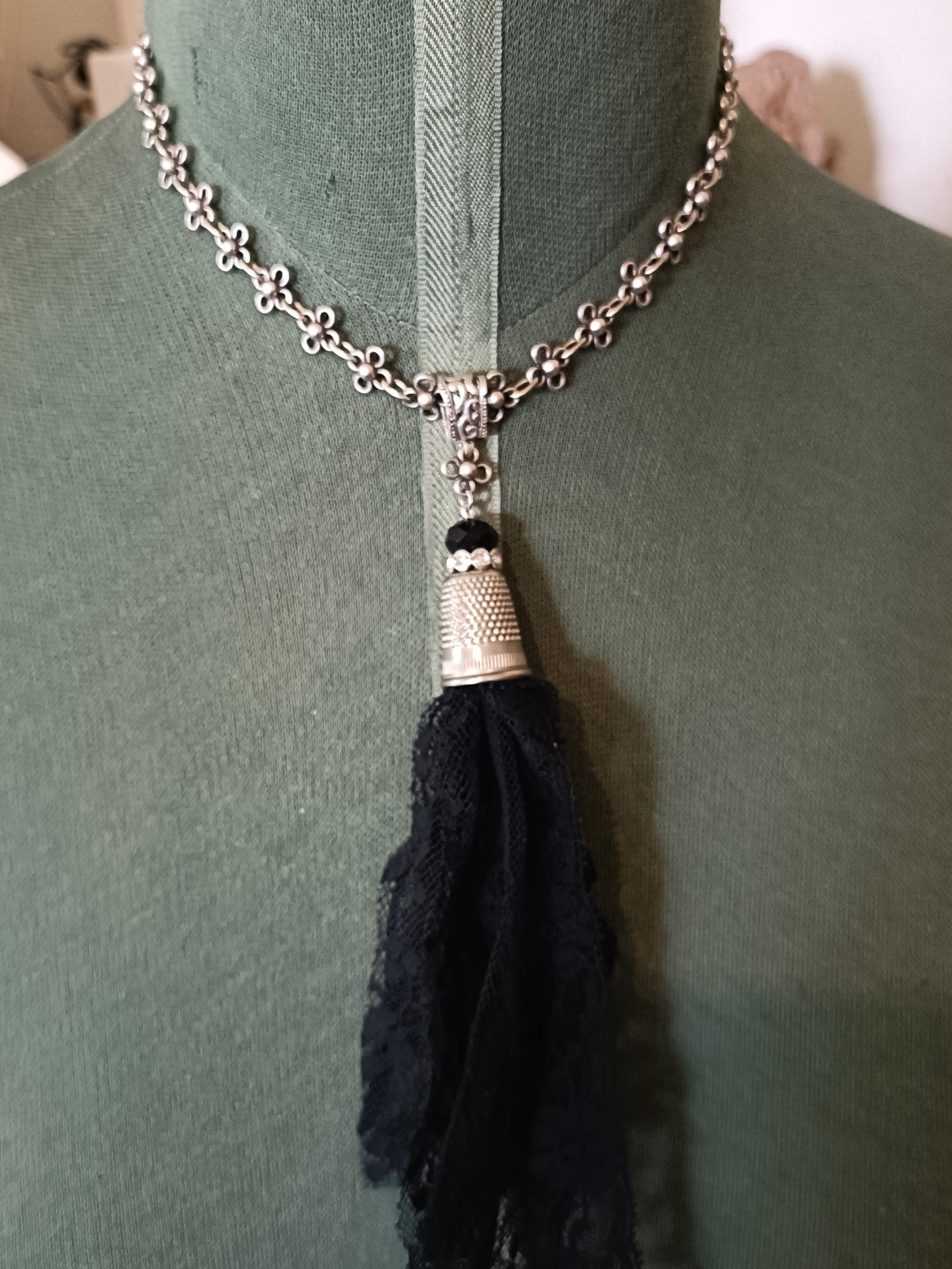 グラマー ヴィットリアーノ、ビクトリア朝のレースネックレス