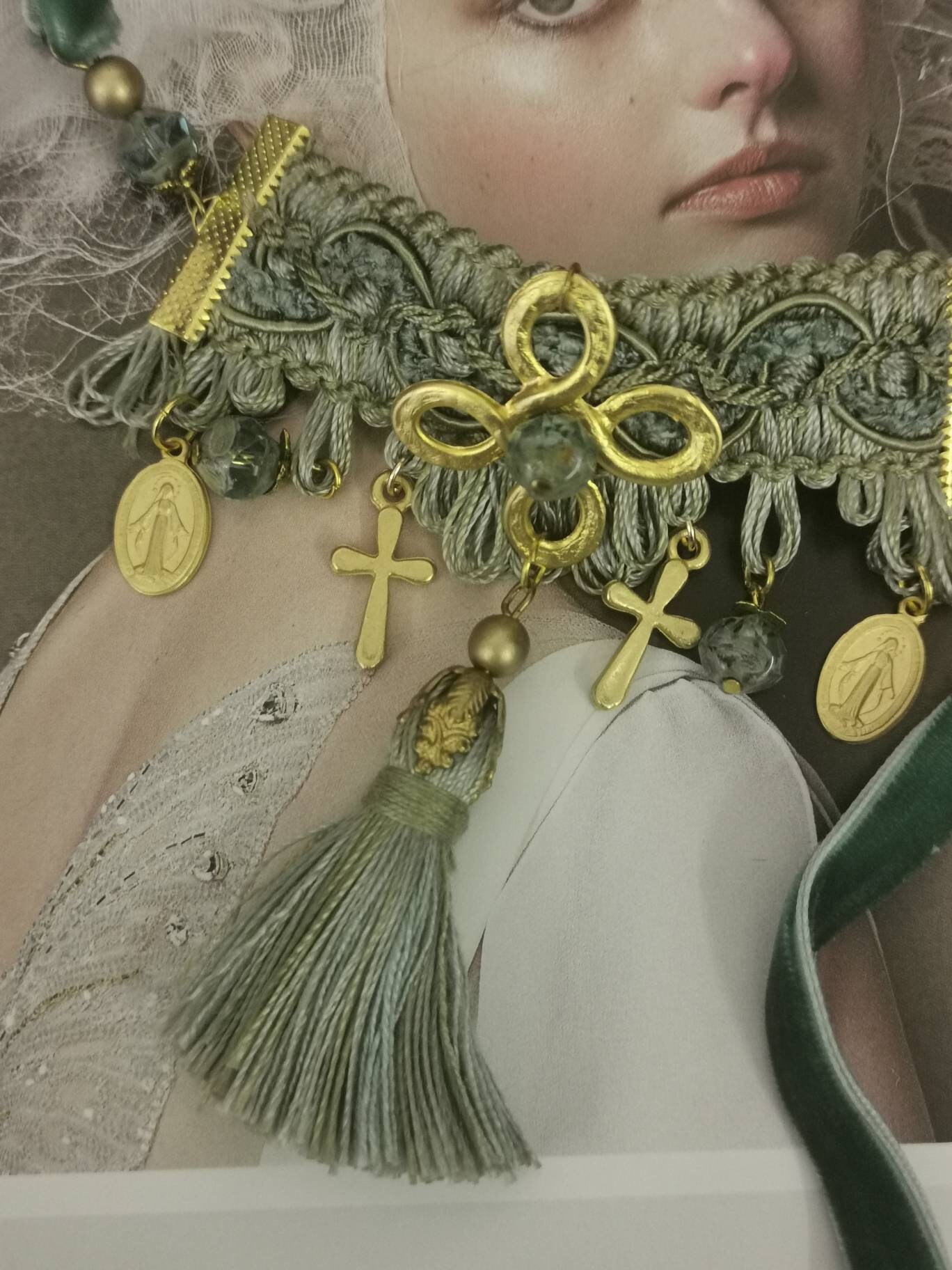 Regina Trim Necklace Cross Brocade 