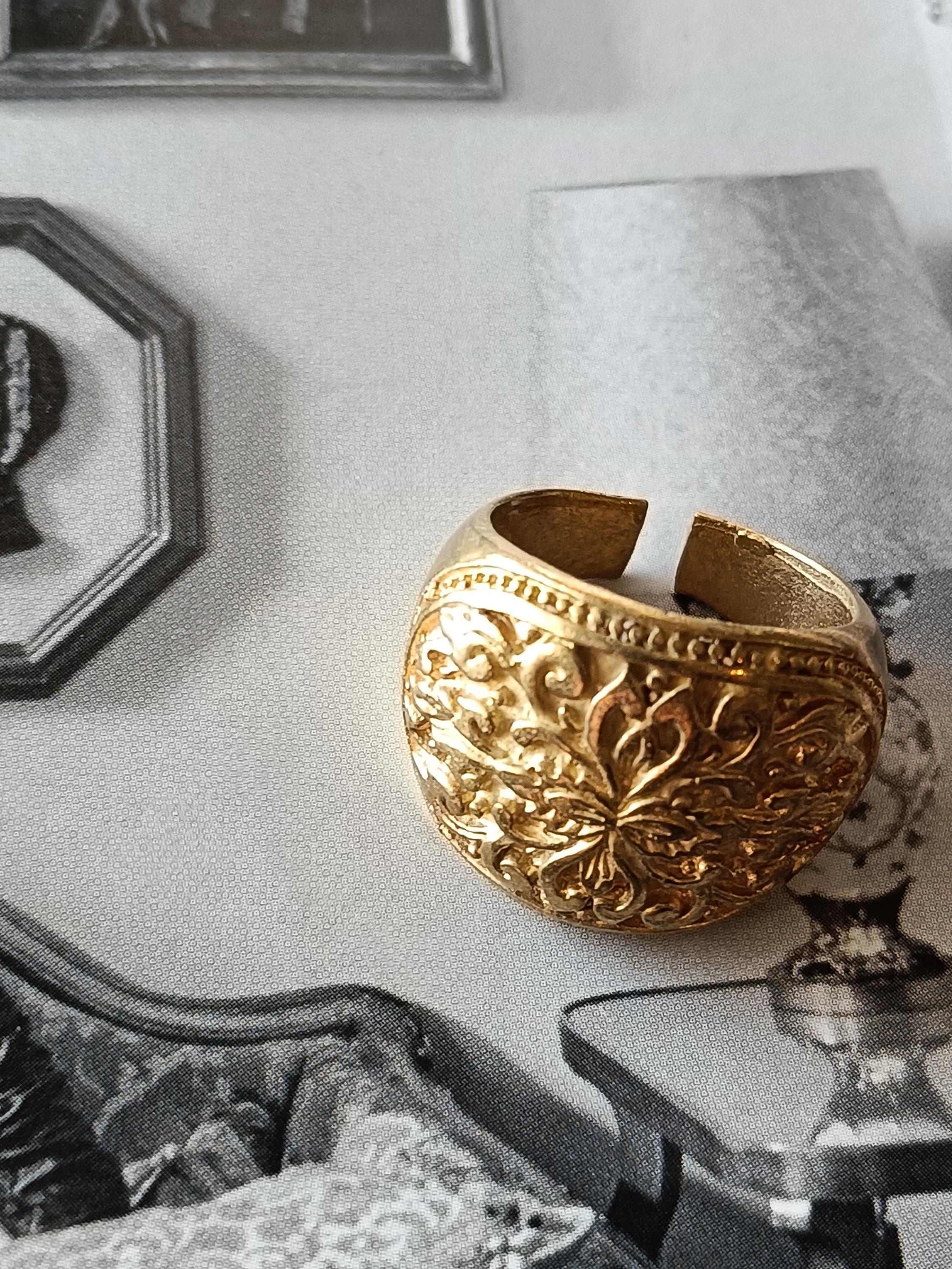 バロック真鍮リング：折衷的なデザインで調節可能な芸術的なリング