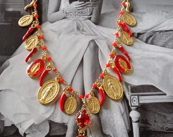 PASSIONE MEDITERRANEA, Sacro e profano, collana glam italiana, corno italiano, medaglie miracolose, collana madonnine, smaltate madonnine