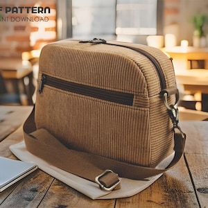 Könnte beinhalten: Braune Cord-Umhängetasche mit Reißverschluss und verstellbarem Riemen. Die Tasche hat eine rechteckige Form und eine Metallschnalle. Der Text "PDF PATTERN INSTANT DOWNLOAD" ist oben links sichtbar.