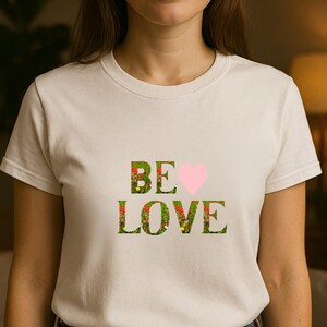Camiseta unisex con escritura "BE LOVE", camiseta de amor de flores, camiseta de amor de margaritas, camiseta floral retro, camiseta de flores de margaritas, camiseta queer de regalo para mamá.