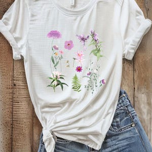 Blusa floral femenina, camiseta boho chic para amantes de las flores. "¡Magia de flores silvestres! Top boho chic para mujer - Camisa con flores botánicas, flores silvestres".