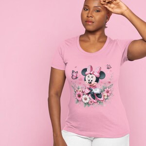Camiseta floral unisex Disney de Minnie Blossoming: camiseta con un campo de flores inspirado en la naturaleza para los amantes del Reino Mágico.