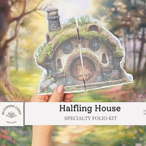 Könnte beinhalten: Ein zweiteiliges Halfling House Spezial-Folio-Kit. Das Haus hat eine runde Holztür, kreisförmige Fenster und ein moosbedecktes Dach. Das Bild enthält den Text "Halfling House" und "Specialty Folio Kit".
