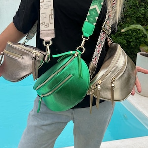 Sac banane à bandoulière cuir irisé vert, doré or et argenté avec sangle et pleins de rangement, pratique, petite sacoche finition brillant