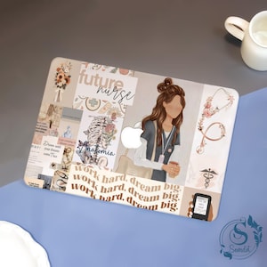 Puede incluir: Una funda para portátil con un diseño de collage con las palabras "future nurse" y "Anatomia". La funda tiene una ilustración de una enfermera, un estetoscopio y las palabras "work hard, dream big."