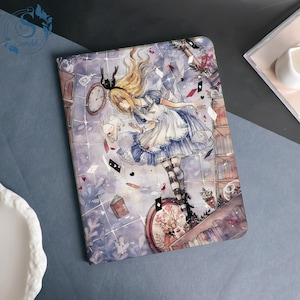 Può includere: Una copertina per quaderno rettangolare con un'illustrazione di Alice nel Paese delle Meraviglie. L'opera raffigura Alice in un vestito blu con un grembiule bianco, circondata da carte da gioco e un coniglio bianco. Lo sfondo è in stile acquerello con un orologio e librerie.