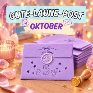 Könnte beinhalten: Ein Stapel hellvioletter Umschläge mit dem Text GUTE-LAUNE-POST OKTOBER. Jeder Umschlag ist mit einem hellvioletten Wachsherz versiegelt und mit schwarzen Tintenzeichnungen von drei kleinen Katzen, Sternen, Herzen und dem Text Gute Laune Post verziert.