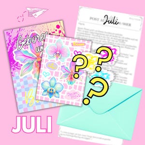 Könnte beinhalten: Ein Schreibwarenset mit einer rosa-gelben Karte mit bunter Orchideenillustration und dem Text Geboren um, einem Aufkleberbogen mit Orchideenmotiven und dem Text Bloom, Be Happy, Dream Big, einem Brief sowie einem hellblauen Briefumschlag.