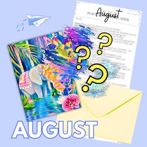 Könnte beinhalten: Eine rechteckige Postkarte mit einem bunten Elefanten in tropischer Umgebung, teilweise verdeckt durch einen Glitch-Effekt und gelbe Fragezeichen. Das Wort August steht oben und unten. Ein blassgelber Umschlag befindet sich darunter.