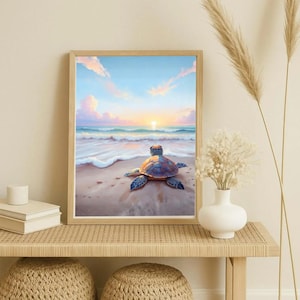 Könnte beinhalten: Gerahmter Kunstdruck einer Meeresschildkröte an einem Sandstrand bei Sonnenuntergang. Die Schildkröte hat einen braunen und blauen Panzer mit blauen Flossen. Der Himmel ist eine Mischung aus Blau, Rosa und Orange.