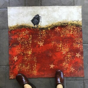 Może przedstawiać: Czarny ptak z długim, cienkim dziobem stoi na czerwonym i złotym tle z wzorem gwiazd. Tło jest fakturowane i wydaje się być wykonane z tkaniny.