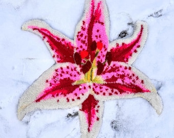 Handmade Tufted Lily Flower Rug: Floral Wall Hanging, Modern Art