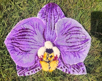 Tapete tufado feito à mão com orquídea roxa: decoração de parede floral