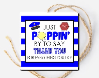 Puede incluir: Etiqueta de agradecimiento a rayas azules y blancas con un sombrero de policía, palomitas de maíz y una señal de stop. El texto dice "Just Poppin' By To Say Thank You For Everything You Do!"