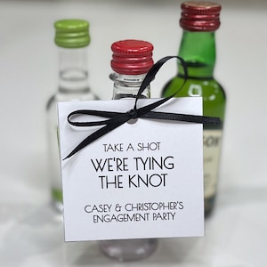 Personalisierte Hochzeitsgeschenke, Machen Sie einen Schuss Wir binden den Knot Mini Flasche Tags, Verlobungsfeier und Probe Abendessen Gefälligkeiten, Printable Tag