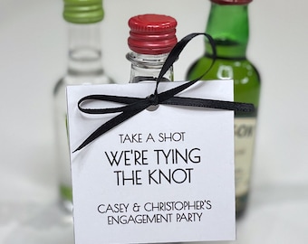 パーソナライズされた結婚式の記念品、Take a Shot We're Tying the Knot ミニボトルタグ、婚約パーティーやリハーサルディナーの記念品、印刷可能なタグ