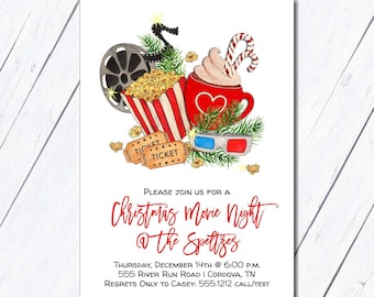 Puede incluir: Invitación a una noche de cine navideña con un cubo de palomitas de maíz a rayas rojas y blancas, una taza roja con un corazón, gafas 3D y un carrete de película. El texto dice "Por favor, únase a nosotros para una noche de cine navideña en casa de los Spettzes. Jueves, 14 de diciembre a las 6:00 PM. 555 River Run Road | Cordova, TN. Solo avisos a Casey: 555.1212 llamada/mensaje de texto"