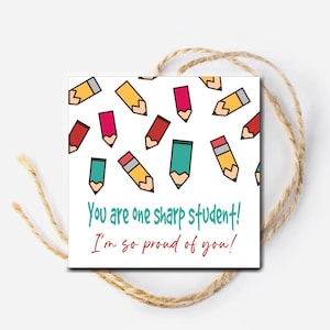 Puede incluir: Una tarjeta blanca con un patrón de lápices de colores y el texto "You are one sharp student! I'm so proud of you!"