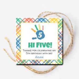 Puede incluir: Una etiqueta de agradecimiento colorida con un fondo a cuadros. Presenta una huella de mano con el número 5 en su interior y el texto "Hi Five! Thanks for celebrating my 5th birthday with me! Aidan".