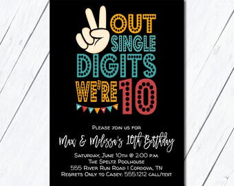 Może przedstawiać: Czarno-białe zaproszenie na urodziny z kolorowym tekstem, który brzmi "Out Single Digits We're 10". Zaproszenie jest na 10. urodziny Maxa & Melissy. Urodziny odbędą się w sobotę, 10 czerwca o 14:00 w The Speltz Poolhouse, 555 River Run Road w Cordova, TN.  RSVP do Casey pod numer 555.1212.