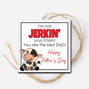 Puede incluir: Tarjeta cuadrada del Día del Padre con una vaca de dibujos animados y el texto "I'm not JERKIN' your chain! You are the best DAD! Happy Father's Day." La tarjeta es blanca con un borde negro y texto rojo y negro. Una cuerda de hilo está enrollada alrededor de la tarjeta.