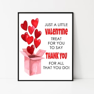 Op de afbeelding: Een printbare Valentijnskaart met een roze doos en rode harten. De tekst luidt "Just a little Valentine treat for you to say thank you for all that you do!"