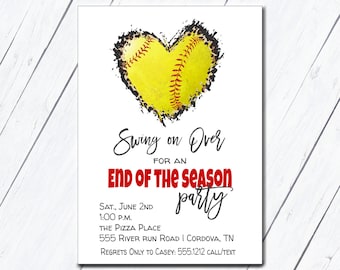 Puede incluir: Una invitación a una fiesta de fin de temporada con temática de softball. La invitación presenta una pelota de softball amarilla en forma de corazón con un diseño de costura roja y negra. El texto dice "Swing on Over for an End of the Season Party" con las palabras "End of the Season" en rojo. La invitación también incluye la fecha, la hora, la ubicación y la información de contacto para las disculpas.