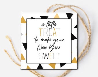 Peut inclure: Étiquette cadeau carrée avec un fond blanc et une bordure noire. L'étiquette présente un motif répété de triangles noirs, dorés et gris. Le texte "a little TREAT to make your New Year SWEET" est centré sur l'étiquette, avec une ficelle en ficelle naturelle.