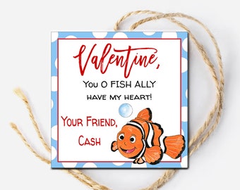 Op de afbeelding: Vierkante Valentijnsdagkaart met een blauwe stippelrand en rode rand. De kaart toont een cartoon clownvis en de tekst "Valentine, You O Fish Ally Have My Heart! Your Friend, Cash."