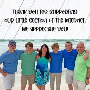 K&ouml;nnte beinhalten: Eine f&uuml;nfk&ouml;pfige Familie, darunter zwei Eltern und drei Kinder, steht l&auml;chelnd auf einem Strand und blickt in die Kamera. Die Eltern tragen Freizeitkleidung, w&auml;hrend die Kinder T-Shirts und Shorts tragen. Die Familie steht auf einem Sandstrand mit blauem Wasser im Hintergrund. Der Text "THANK YOU FOR SUPPORTING OUR LITTLE SECTION OF THE INTERNET. WE APPRECIATE YOU!" ist &uuml;ber dem Bild angezeigt.