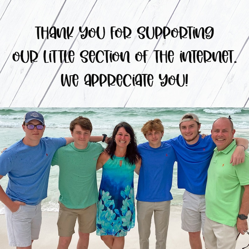 K&ouml;nnte beinhalten: Eine f&uuml;nfk&ouml;pfige Familie, darunter zwei Eltern und drei Kinder, steht l&auml;chelnd auf einem Strand und blickt in die Kamera. Die Eltern tragen Freizeitkleidung, w&auml;hrend die Kinder T-Shirts und Shorts tragen. Die Familie steht auf einem Sandstrand mit blauem Wasser im Hintergrund. Der Text "THANK YOU FOR SUPPORTING OUR LITTLE SECTION OF THE INTERNET. WE APPRECIATE YOU!" ist &uuml;ber dem Bild angezeigt.