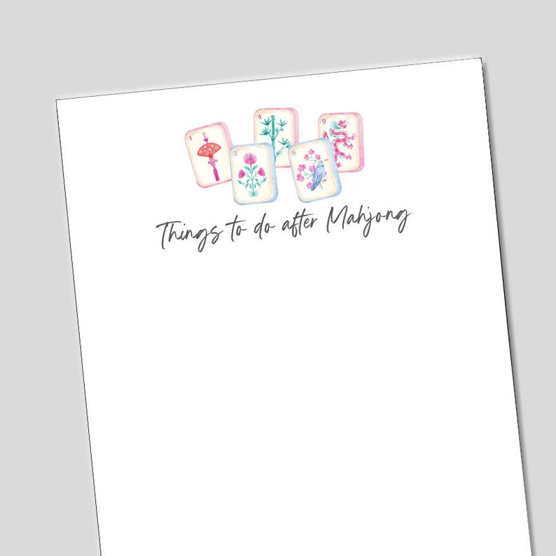 以下が含まれることがあります： 手書き風の「Things to do after Mahjong」というテキストが書かれた白い紙。テキストの上には、様々なデザインと色で描かれた麻雀牌の5つの水彩イラストがあります。