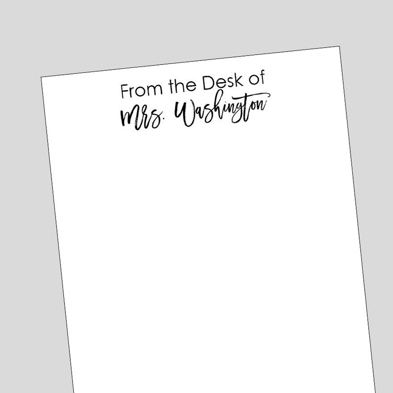 Może przedstawiać: Biały notes z tekstem "From the Desk of Mrs. Washington" u g&oacute;ry.