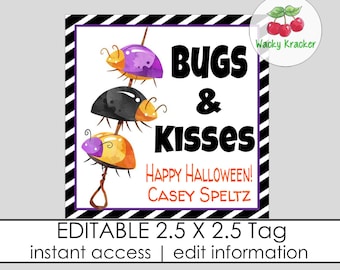 Può includere: Etichetta di Halloween modificabile di 2,5 x 2,5 pollici con bordo a strisce bianche e nere. L'etichetta presenta un'illustrazione di cartoni animati di tre insetti su un bastone con il testo "Bugs & Kisses" e "Buon Halloween! Casey Speltz".