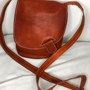 Echte marokkanische Ledertasche mit langem verstellbaren Lederband kommt in drei verschiedenen Farben.