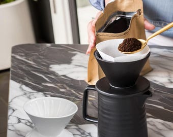 Handgemachtes Keramik Pour Over Kaffee-Set – Minimalistischer Filter & Karaffe – Wabi-Sabi Ästhetik für Slow Coffee Lovers