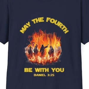 Camiseta unisex Softstyle "Que la Fuerza te acompañe" (4 de mayo), camiseta con estampado de Jesús, camiseta de fuego para hombre, regalo religioso, camiseta de Jesús, camiseta cristiana "Que la Fuerza te acompañe"