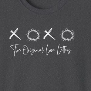 Camiseta unissex Softstyle Nail and Crown of Thorns, design gráfico de cartas de amor XOXO, camiseta cristã, camiseta religiosa, Nails and Thorns exclusivos