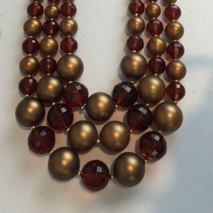 Cafe Chats - Collana vintage anni &#39;50 e &#39;60 in lucite con taglio sfaccettato color noce marrone e collana di perle finte in oro tenue a 3 fili